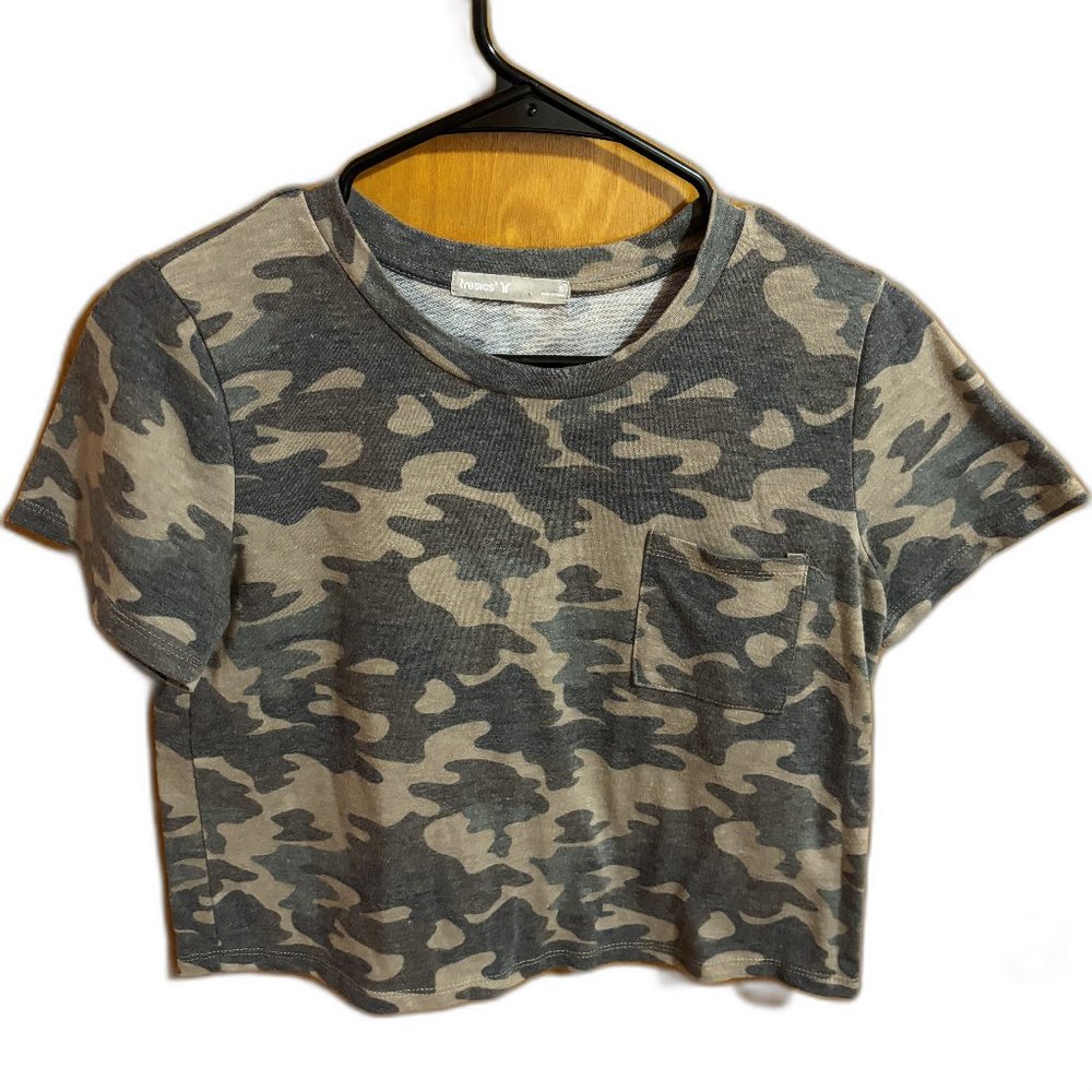 TRESICS‎ Camo Crop Tee Size Small